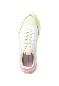 Sneaker jaune clair avec fermetures en lacets blancs, tige texturée, accent de talon rose et semelle intérieure rembourrée. Dispose d'un bout rond et d'une semelle légère.