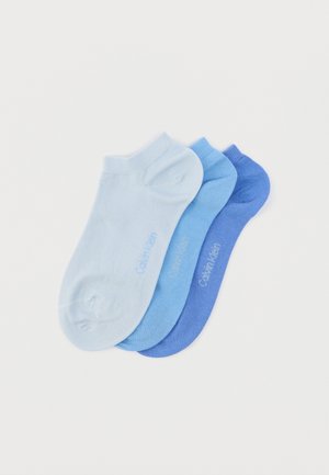 Drei Paar Knöchelsocken in verschiedenen Blautönen, mit einer glatten Textur und einem dezenten Calvin Klein-Logo auf jedem Socken.