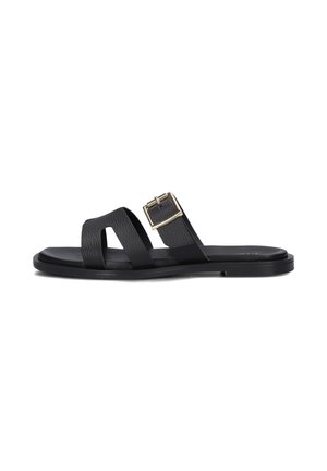 Zwarte leren sandalen met twee brede banden, een gouden gespaccent, platte zool en textuurafwerking. Eenvoudig en modern ontwerp.