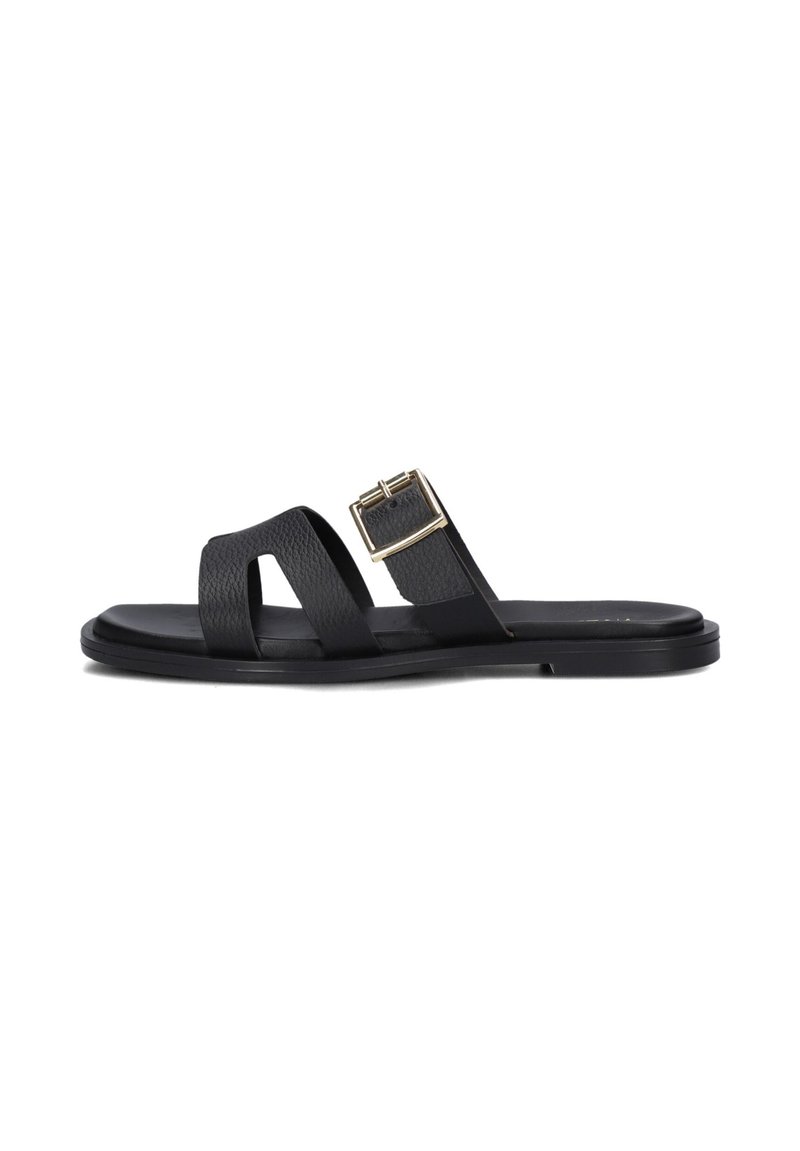 Zwarte leren sandalen met twee brede banden, een gouden gespaccent, platte zool en textuurafwerking. Eenvoudig en modern ontwerp.