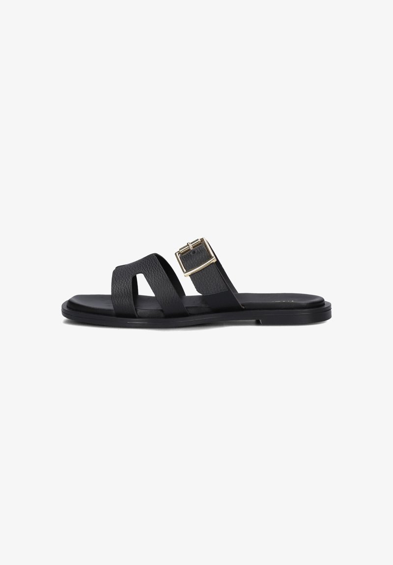 Zwarte leren sandalen met twee brede banden, een gouden gespaccent, platte zool en textuurafwerking. Eenvoudig en modern ontwerp.