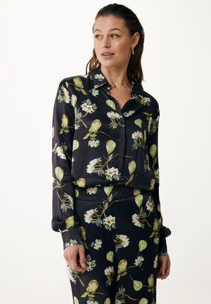 Zwarte overhemd met bloemenpatroon, versierd met groene en witte bloemen. Gemaakt van gladde stof met knopen en lange mouwen, in een relaxte pasvorm.