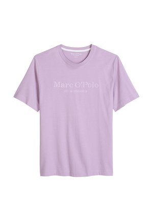 Lila rövid ujjú, kerek nyakú póló "Marc O'Polo EST. STOCKHOLMBAN ALAPÍTVA" világosabb árnyalatban a mellkasán nyomtatva.