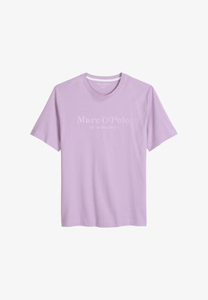 Lila rövid ujjú, kerek nyakú póló "Marc O'Polo EST. STOCKHOLMBAN ALAPÍTVA" világosabb árnyalatban a mellkasán nyomtatva.