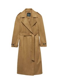 Manteau long couleur camel en suede avec une taille ceinturée, un col en pointe et des poignets boutonnés. Il possède des poches latérales et des épaulettes.