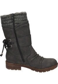 Botte en cuir gris avec un revers en tricot texturé, fermeture éclair sur le côté, sangles décoratives et un talon bas. Présente une finition légèrement froissée.