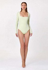 Body à manches longues en vert clair avec un col carré, coupe ajustée et texture lisse, adapté pour la baignade ou un usage décontracté.