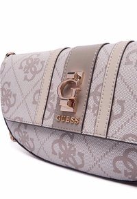 Borsa a spalla rettangolare in tessuto intrecciato beige con motivo logo in rilievo, dotata di dettagli in metallo dorato e chiusura a calamita.