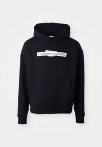 Sweatshirt preto com um grande capuz, bolso frontal e texto branco que diz "os novos originais" no peito. Tecido suave e punhos canelados.