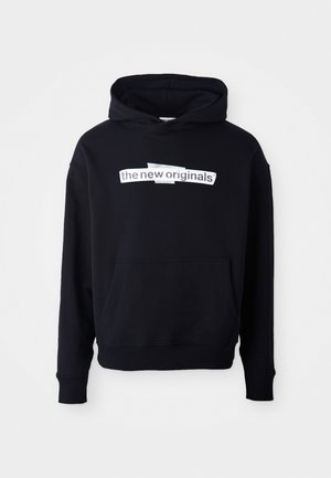 Μαύρο φούτερ με μεγάλη κουκούλα, μπροστινή τσέπη και λευκό κείμενο που γράφει "οι νέες πρωτότυπες" στο στήθος. Μαλακό ύφασμα και ριμπ στις μανσέτες.