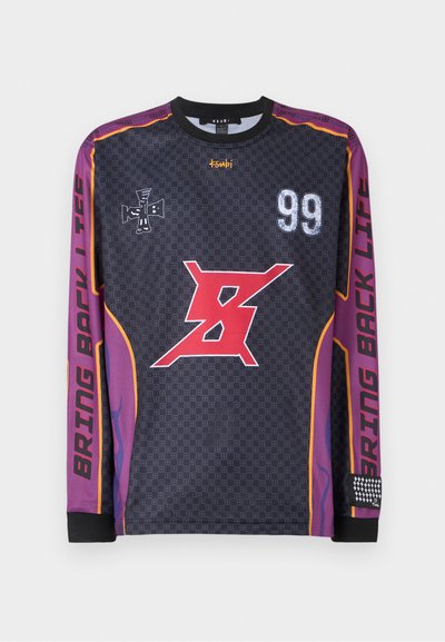 Schwarzes Langarmshirt mit lila Akzenten, featuring roten Grafik, "99" und Text "BRING BACK LIFE", kariertem Muster und strukturierten Bündchen.