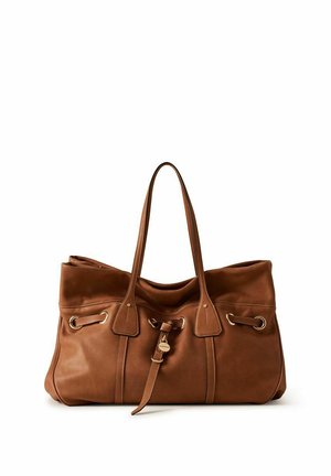 Borsa a mano in pelle marrone con doppi manici per la spalla, dettaglio fibbia frontale e cuciture verticali su sfondo bianco.