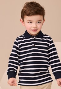 Modro-biele pruhované polo tričko s dlhým rukávom, golierom na gombíky a rebrovanými manžetami, vyrobené z mäkkej látky.