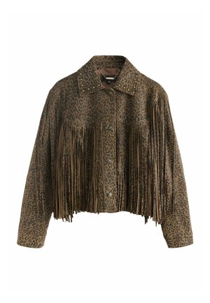 Person mit langem Haar trägt eine braune Jacke mit Leopardenmuster, die lange Fransen und sternförmige Nieten am oberen Rücken aufweist.