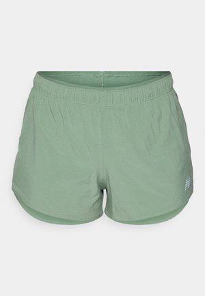 Svetlo zeleni atletski šortsi iz zračnega materiala, z elastičnim pasom, sproščenim krojem in majhnimi ventilacijskimi luknjami po celotni površini.