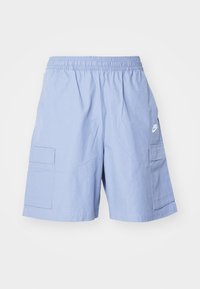 Ljusblå cargoshorts med elastisk midja, två sidofickor och en liten vit logotyp på höger ben. Tillverkade av ett lätt material.