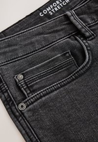 Nevybrané, washed black