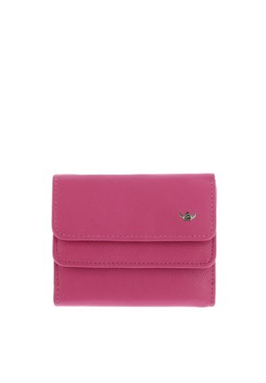 Portefeuille trifold en cuir rose avec couture visible et un petit emblème argenté dans le coin supérieur droit du rabat avant.