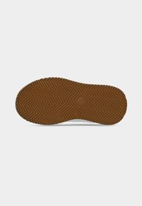 Λάστιχο πάτου παπουτσιού με σχέδιο ψαροκόκαλο, με λεία υφή και στρογγυλεμένες άκρες. Το χρώμα είναι καφέ με ανοιχτόχρωμη κάτω πλευρά.