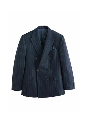 Doppelreihiges marineblaues Nadelstreifen-Sakko mit spitzen Revers, Fronttaschen, Knopfdetails und passendem Einstecktuch.