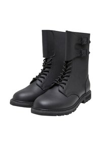 Botas de cuero negro con punta redonda, parte delantera con cordones, correas de doble hebilla en la parte superior y una suela de goma texturizada.