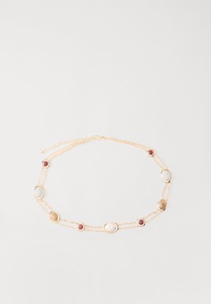 Collar de doble cadena dorado con engastes alternos de piedras preciosas ovaladas y redondas en rosa, blanco y marrón sobre fondo blanco.