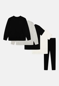 Set de patru articole vestimentare: două bluze negre cu mânecă lungă, o bluză gri cu mânecă lungă, o bluză albă cu mânecă scurtă și colanți negri. Material din bumbac.