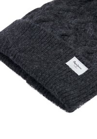 Cappello grigio scuro lavorato a maglia in morbida lana, con un design a treccia texture e un piccolo etichetta a marchio sul lato.