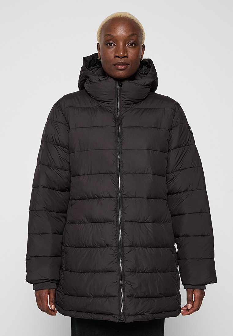 Veste matelassée noire avec un col montant et une capuche, dotée d'une fermeture éclair et d'un motif matelassé horizontal. Texture lisse et coupe décontractée.