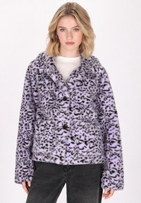 Lila leopardmönstrad fuskpälsjacka med notch-krage, två framfickor och knäppning. Mjuk textur och avslappnad passform.