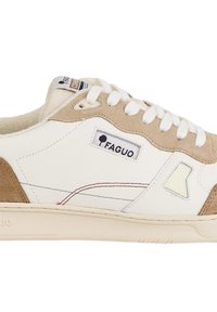 Sneaker in pelle bianca e beige con lacci bianchi, etichetta con il logo Faguo e cuciture colorate sulla parte laterale e sulla suola.