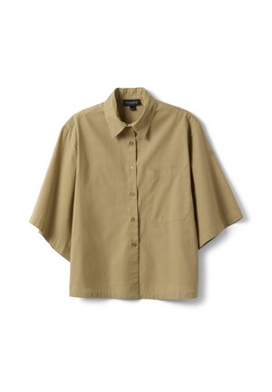 Camisa beige de manga corta con botones, cuello y bolsillo en el pecho, colocada plana sobre fondo blanco.