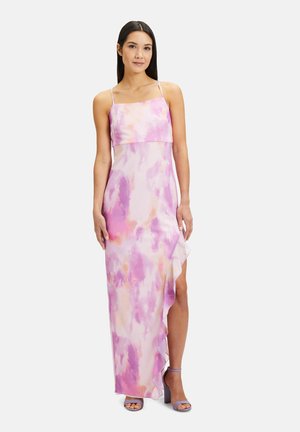Ein langes, ärmelloses Kleid in hellrosa und lila Aquarellmustern, das einen taillierten Oberteil und einen seitlichen Schlitz mit einem gerafften Saum hat.