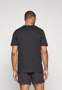 Puma ESS COL LOGO - Potiskana majica - black/fresh mint