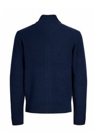 Granatowy sweter dzianinowy z wysokim kołnierzem, ściągaczami przy mankietach i u dołu. Miękka struktura i dopasowany fason, widok z tyłu pokazujący gładką tkaninę.