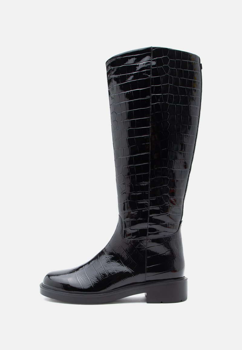 Schwarze knielange Stiefel mit einem glänzenden, strukturierten Krokodilmuster, ausgestattet mit einer runden Zehenform und einer flachen Sohle für Stabilität und Komfort.