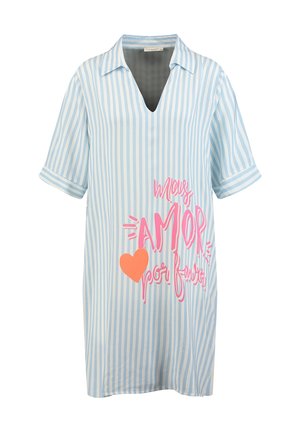 Sukienka w jasnoniebiesko-białe paski z krótkim rękawem, dekoltem w serek i różowym napisem „más AMOR por favor” oraz pomarańczowym sercem z przodu.