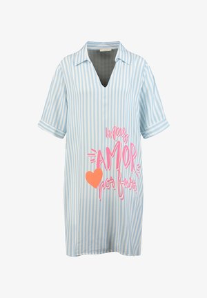 Lichtblauw-wit gestreepte korte mouwen jurk met V-hals en roze tekst "más AMOR por favor" en een oranje hart aan de voorkant.