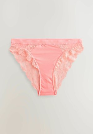 Bragas de satén rosa con ribete de encaje floral en los lados, que presentan una textura suave y un ajuste ceñido en la cintura y la parte trasera.
