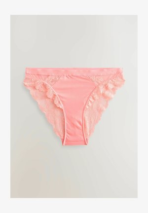 Roze satijnen slip met een bloemenkant afwerking aan de zijkanten, met een gladde textuur en een strakke pasvorm op de tailleband en achterkant.