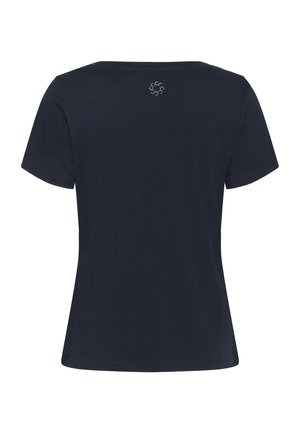 Tumed sinine t-särk ümarate õlavarredega, lühikeste varrukatega ja peene logo aktsendiga ülemisel seljal. Pehme kangas sileda tekstuuriga.