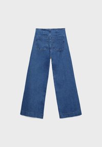 Jean en denim bleu à jambes larges posé à plat, montrant l'arrière avec deux poches carrées et des coutures visibles sur un fond uni.