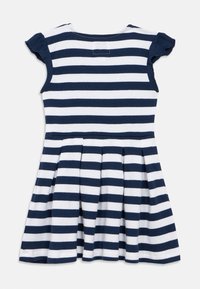 Φόρεμα με ναυτικό μπλε και λευκές ρίγες, με κοντά μανίκια με βολάν, στρογγυλή λαιμόκοψη και πλισέ φούστα. Κατασκευασμένο από μαλακό, ελαστικό βαμβακερό ύφασμα.
