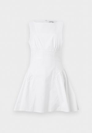 Αμάνικο λευκό φόρεμα σε σχήμα Α με εφαρμοστό μπούστο, ρυτιδωτές λεπτομέρειες στο στήθος και τους γοφούς, και φαρδιά φούστα, παρουσιάζεται σε απλό φόντο.