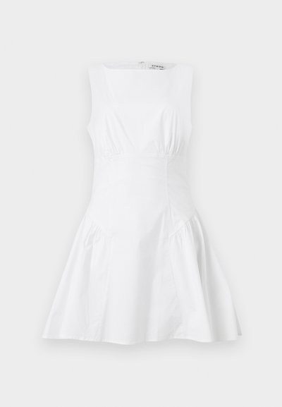 Αμάνικο λευκό φόρεμα σε σχήμα Α με εφαρμοστό μπούστο, ρυτιδωτές λεπτομέρειες στο στήθος και τους γοφούς, και φαρδιά φούστα, παρουσιάζεται σε απλό φόντο.