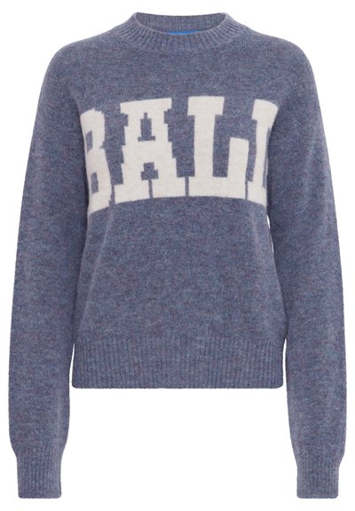 Zils adīkts džemperis ar apaļu dekoltē un ribotiem piedurknēm, uz kura priekšpuses ir lieli balti burti, kas raksta "BALI". Mīksta tekstūra.