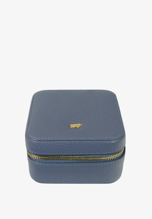 Scatola per gioielli quadrata in pelle blu con superficie testurizzata, zip in metallo dorato e un piccolo logo dorato sulla parte superiore.