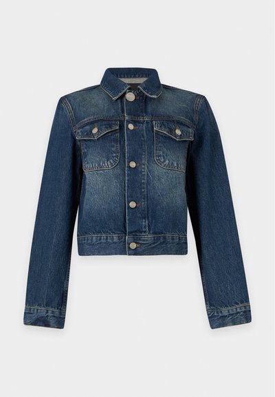 Τζιν μπουφάν σε σκούρο μπλε χρώμα με μακριά μανίκια, μεταλλικά κουμπιά, δύο τσεπάκια στο στήθος με καπάκια και κλασικό γιακά, παρουσιασμένο σε μονόχρωμο φόντο.