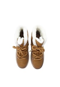 Hnědé semišové ankle boty s bílým umělým kožešinovým podšívkou, kulatou špičkou, texturovanými tkaničkami a akcenty zlaté barvy.