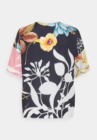 T-shirt med korte ærmer i blomsterprint, featuring en sort baggrund med store hvide og farverige blomster. Blødt materiale, afslappet boksform.